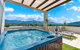 Cairns Penthouse - Private Rooftop Outdoor Gym, Spa & Tv Area With Sunset & Mountain Views